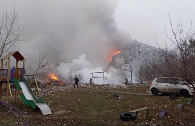 Росіяни вдарили по п’ятиповерхівці у Полтаві, будинок у вогні — фото та відео