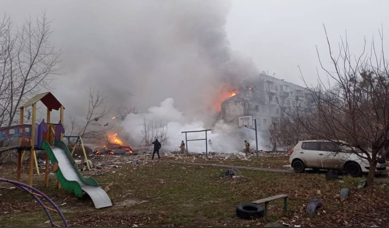 Росіяни вдарили по п’ятиповерхівці у Полтаві, будинок у вогні — фото та відео