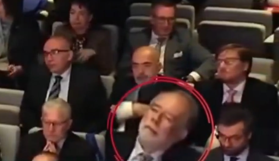 В Испании уволили посла в Бельгии из-за видео, где он заснул во время речи министра