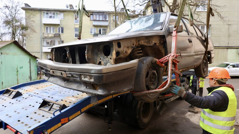 Во Львове начали эвакуировать заброшенные автомобили – такое же решение анонсировали и в Киеве