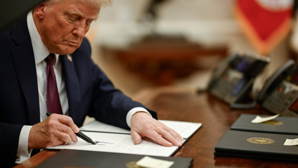 Дональд Трамп ввів тарифи на імпорт з Канади, Мексики та Китаю