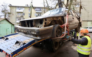 У Львові почали евакуйовувати покинуті автівки – таке ж рішення анонсували і у Києві