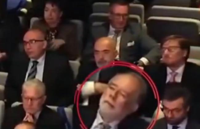 В Испании уволили посла в Бельгии из-за видео, где он заснул во время речи министра