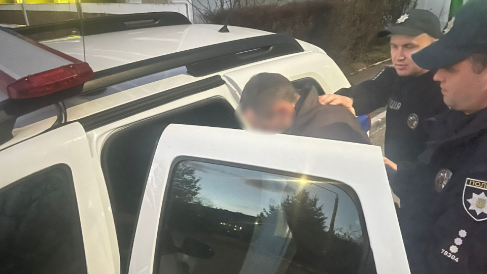 На Львовщине мужчина угнал автомобиль прямо из-под магазина
