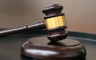 В Каменском пенсионерка украла телефон в магазине возле кассы — что решил суд