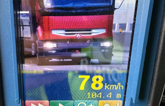 У Києві патрульні з приладам TruCam перевірили вантажівки на порушення – фото