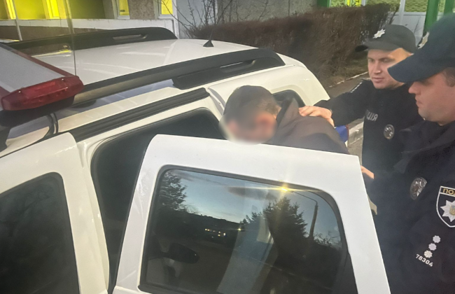 На Львовщине мужчина угнал автомобиль прямо из-под магазина