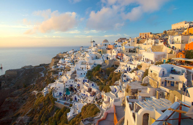 На грецькому курорті Санторіні сталося понад 200 землетрусів — туристи та жителі масово покидають острів