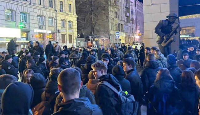 В Харькове подростки устроили массовую драку в ТРЦ, досталось и охране