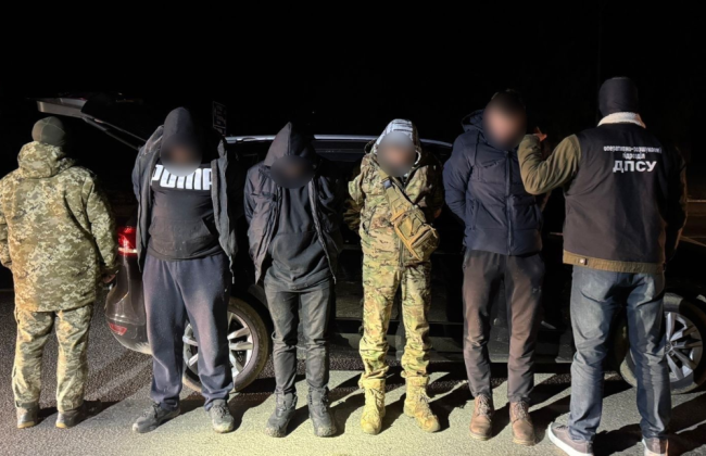 Прикордонники зі стріляниною зупинили автомобіль ухилянтів, які хотіли дістатися до Румунії