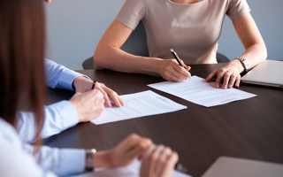 Чи може штатний працівник, під час хвороби, виконувати роботу за цивільно-правовим договором за своєю ж посадою