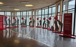 В киевском метро открыли выставку «Сломай Тишину»