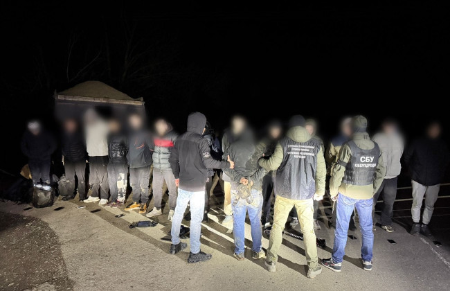 На Закарпатті 13 чоловіків намагалися перетнути кордон у «КАМАЗі», сховавшись під шаром піску