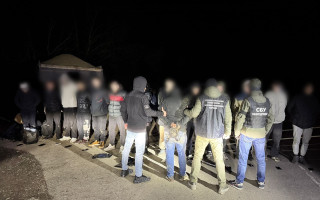 На Закарпатье 13 мужчин пытались пересечь границу в «КАМАЗе», спрятавшись под слоем песка