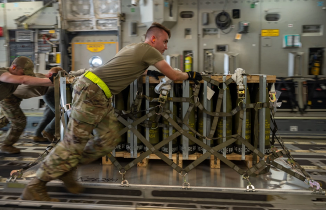 США відновили постачання зброї Україні після короткої паузи, — Reuters