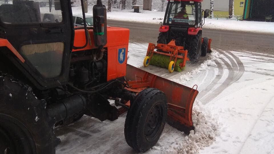 У Києві вивели на дороги спецтехніку для обробки та очистки доріг, відео