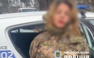 У Києві водійка у військовій формі блокувала розподільчий центр і наїхала на поліцейського