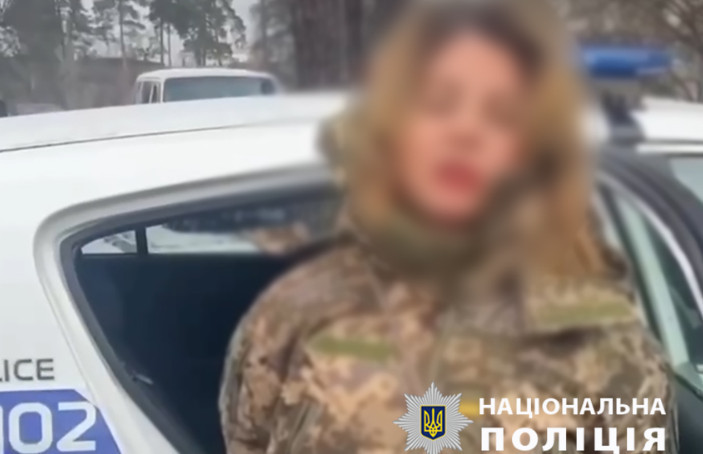 В Киеве водитель в военной форме блокировала распределительный центр и наехала на полицейского