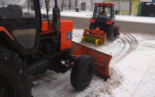 У Києві вивели на дороги спецтехніку для обробки та очистки доріг, відео
