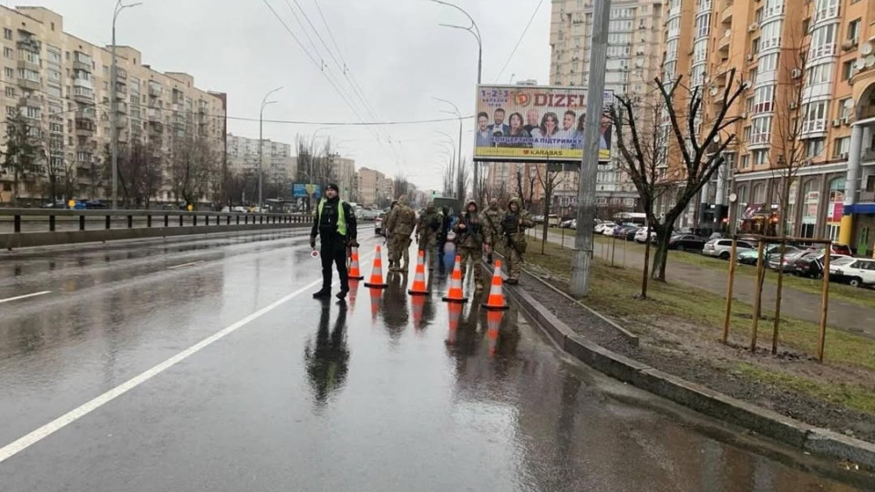 Полиция не смогла доставить мужчину в ТЦК, потому что тот уехал за границу — суд по иску ТЦК ограничил его в праве вождения автомобиля