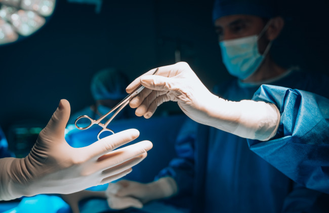 У США хірург помилково видалив чоловіку печінку замість селезінки — вдова пацієнта подала до суду