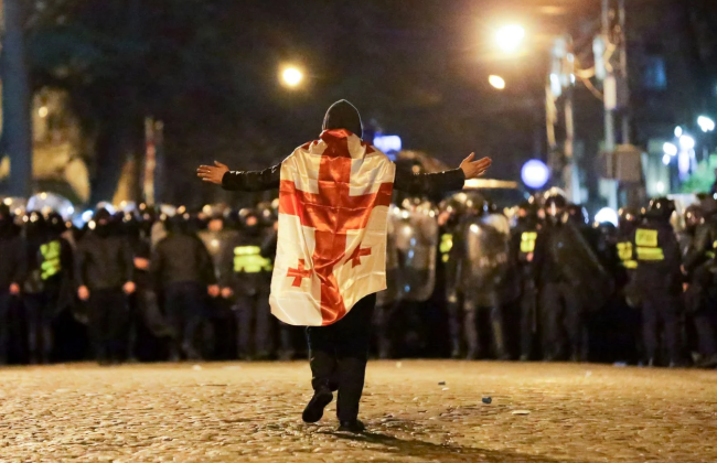 Парламент Грузии усилил ограничения на протесты – штрафы и аресты до 60 суток