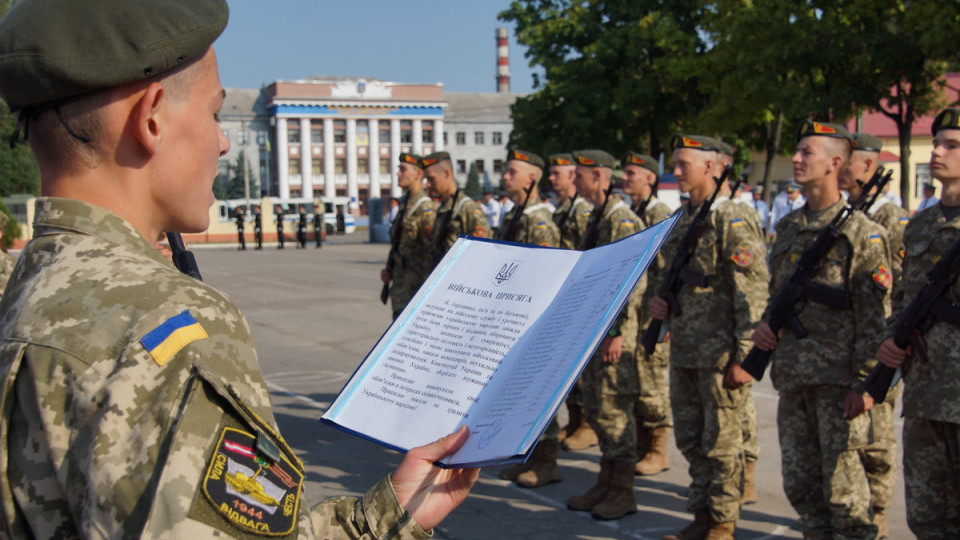 Факт того, что военнослужащий не приносил военную присягу, не препятствует его осуждению за отказ от исполнения приказа командира – Верховный Суд