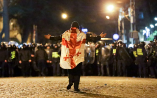 Парламент Грузии усилил ограничения на протесты – штрафы и аресты до 60 суток