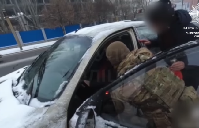 В Днепре водитель потерял сознание за рулем автомобиля, видео