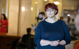 Галина Третьякова предлагает отдельно установить, что на период приостановления трудового договора работодатель не обязан выплачивать зарплату, гарантийные и компенсационные выплаты