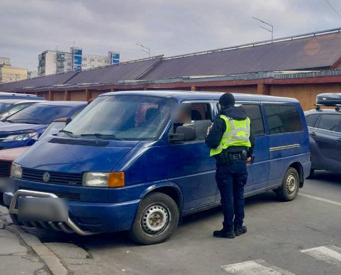 У Києві патрульні через штрафи провели чергове виховання з порушниками ПДР, фото