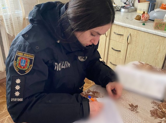 В Черноморске 50-летняя женщина выпала из окна девятого этажа