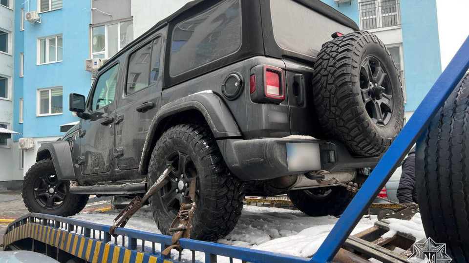 У Черкасах відправили на арештмайданчик Jeep Wrangler, який заблокував пандус, фото