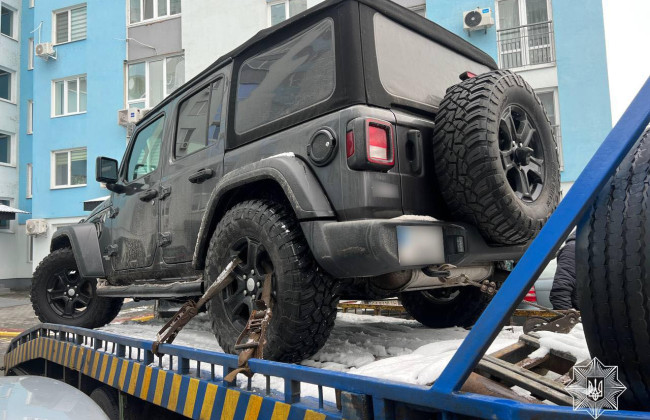В Черкассах отправили на арестплощадку Jeep Wrangler, который заблокировал пандус, фото