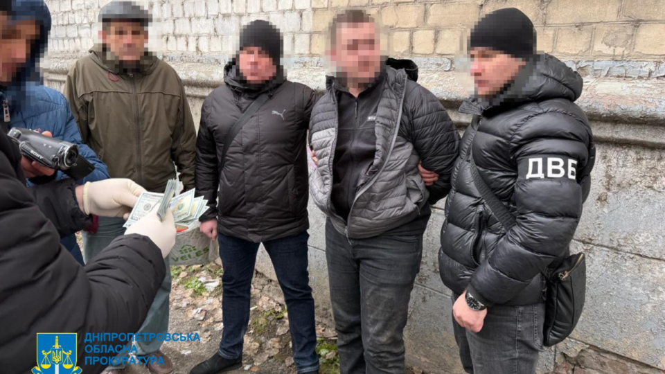 У Дніпрі затримали поліцейського, який за 1500 доларів допомагав ухилитися від мобілізації