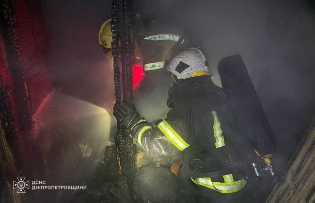 В Кривом Роге произошел пожар в многоэтажке – спасатели эвакуировали 13 человек и спасли ребенка