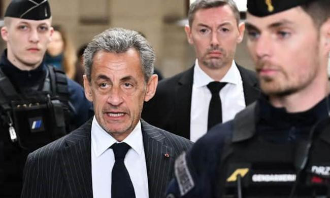 Экс-президента Франции Саркози обязали носить электронный браслет