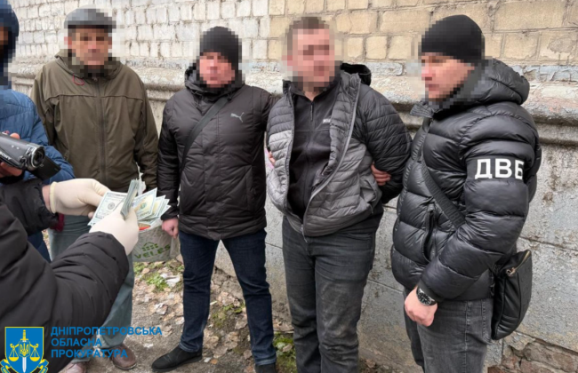 У Дніпрі затримали поліцейського, який за 1500 доларів допомагав ухилитися від мобілізації