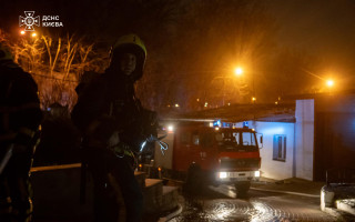 На Печерську у Києві спалахнув чоловічий монастир, фото