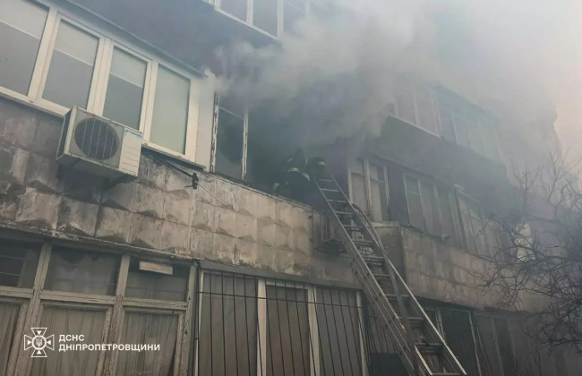У Дніпрі горіла квартира в шістнадцятиповерхівці, є постраждалий