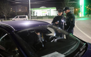 После остановки авто патрульными водитель открыл бутылку с алкоголем и демонстративно начал им смаковать – как его наказали