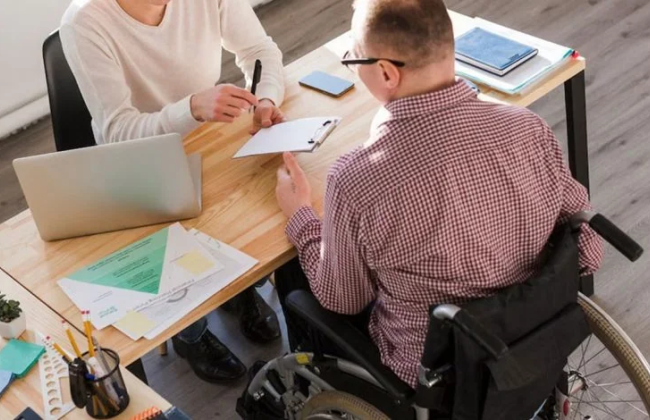 Хто відповідає за забезпечення безпечних умов праці осіб з інвалідністю