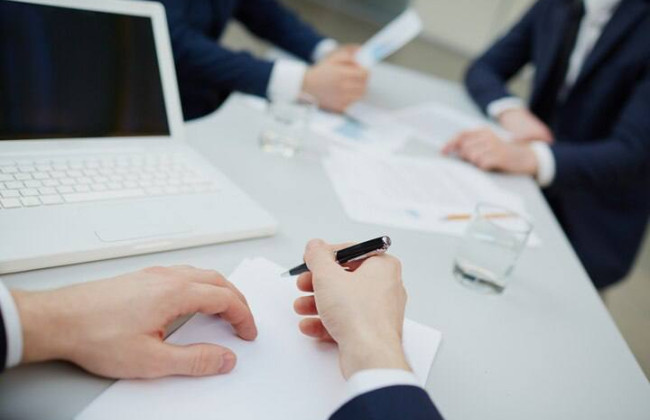 Предприятие выезжает из-за боевых действий — изменяются ли существенные условия труда