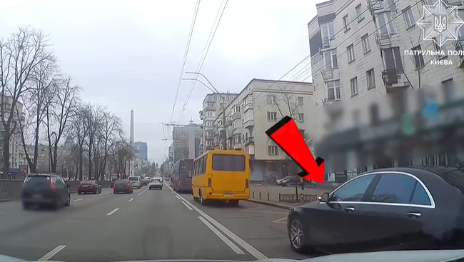 В Киеве наказали водителя элитного Mercedes, который проехался полосой для маршрутных транспортных средств
