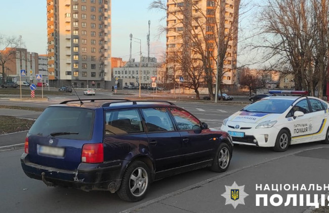 У Києві затримали водія, який пʼяним виїхав на тротуар, травмував дівчину та втік