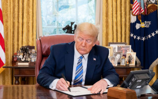 Дональд Трамп ввел 25% пошлины на импорт стали и алюминия для всех стран