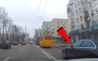 У Києві покарали водія елітного Mercedes, який проїхався смугою для маршрутних транспортних засобів