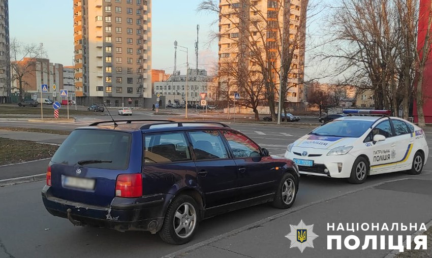 У Києві затримали водія, який пʼяним виїхав на тротуар, травмував дівчину та втік