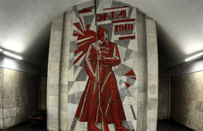 В Киеве на станции метро Дворец «Украина» демонтируют мозаику и символы советской эпохи