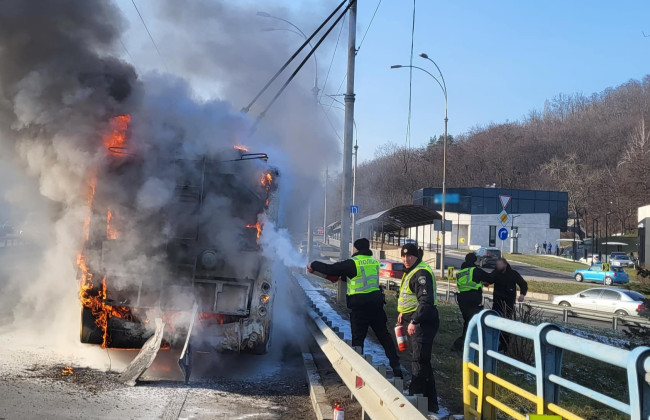 У Києві під час руху з пасажирами загорівся тролейбус, фото